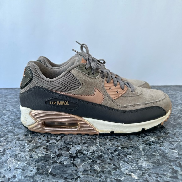 nike grey and rose gold shoes